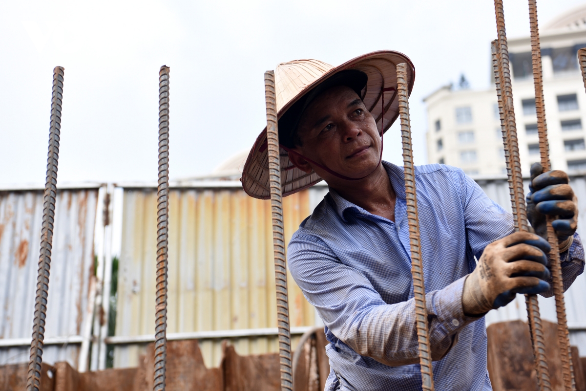 Công nhân căng mình làm việc trong nắng nóng trên công trường mở đường Âu Cơ